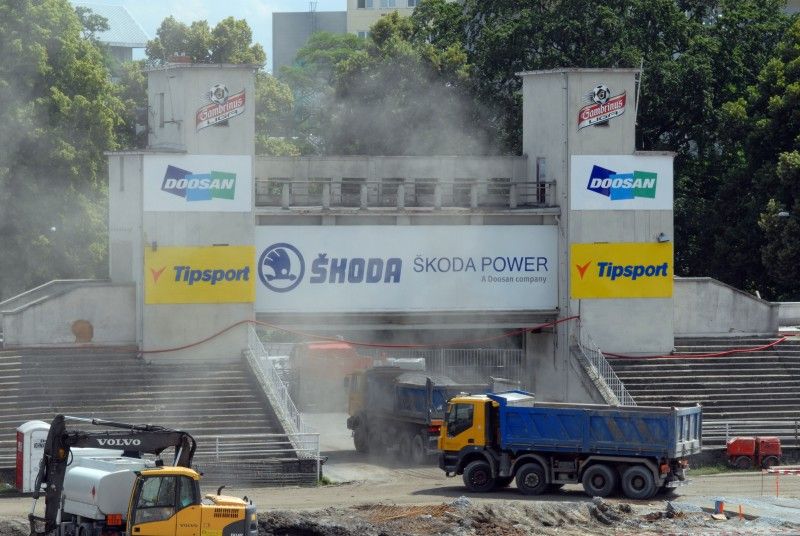 Na fotografiích z dnešního dopoledne (16.6.2011) je k vidění aktuální stav prací na rekonstrukci stadionu ve Štruncových sadech. Tento týden se pokládaly rozvody pro vyhřívání hrací plochy, na příští týden je naplánováno navážení speciálně připravené a namíchané zeminy s výživnými prvky, která bude sloužit jako podklad pod travnatý koberec. Ten se bude pokládat koncem měsíce června.
