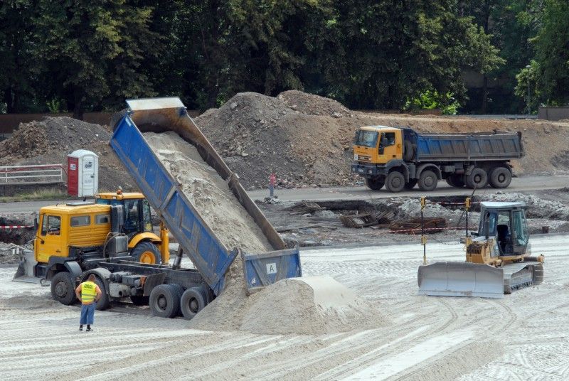 Na fotografiích z dnešního dopoledne (16.6.2011) je k vidění aktuální stav prací na rekonstrukci stadionu ve Štruncových sadech. Tento týden se pokládaly rozvody pro vyhřívání hrací plochy, na příští týden je naplánováno navážení speciálně připravené a namíchané zeminy s výživnými prvky, která bude sloužit jako podklad pod travnatý koberec. Ten se bude pokládat koncem měsíce června.