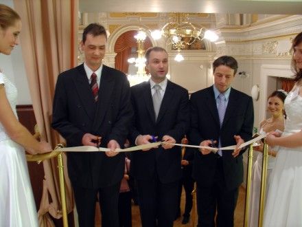 Slavnostní přestřižení pásky při otevření Křižíkova salónku