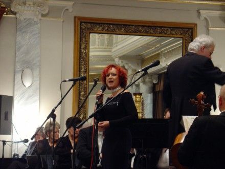 Opona se zvedá - Plzeňská filharmonie a Petra Janů