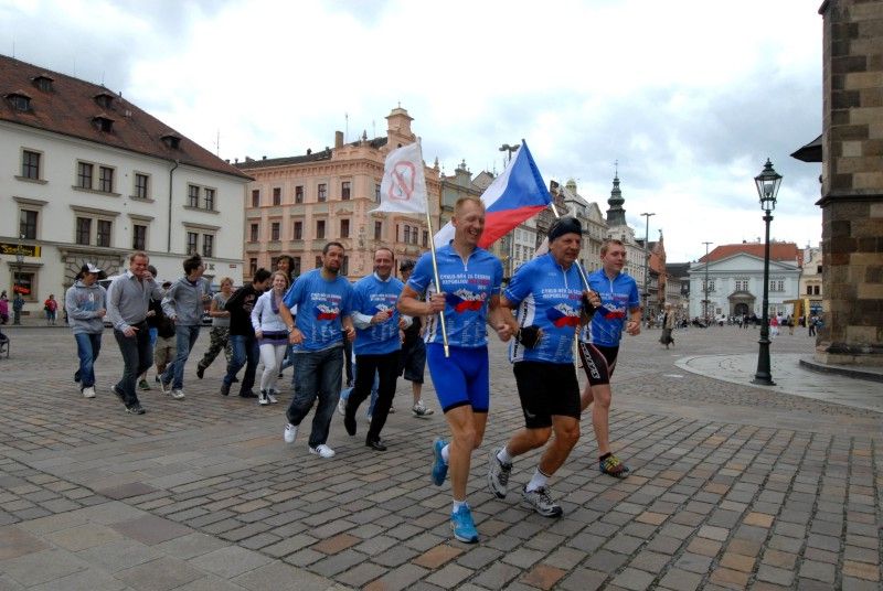 Účastníky 9. ročníku cyklo-běhu za Českou republiku bez drog přivítal před plzeňskou radnicí radní pro bezpečnost Robert Houdek společně s kapitánem FC Viktoria Pavlem Horváthem.

Akce upozorňuje na problematiku drog především ve spojení s mládeží a dětmi. Chce pomoci rozšířit celospolečenskou aktivitu právě na poli primární prevence.

V Plzni se pod Prohlášení o postoji k řešení problematiky drog, které účastníci měli s sebou, svým podpisem připojil nejen radní Robert Houdek a zástupce velitele plzeňské městské policie, ale také Pavel Horváth.

Cyklo-běh byl zahájen v pondělí 13. června ve Zlíně, zakončen bude v pátek 24. června v Praze. Trasa vede přes 33 měst Čech a Moravy a měří 1250 kilometrů. Družstvo 8 – 10 cyklistů-běžců urazí tuto vzdálenost za 12 dnů.