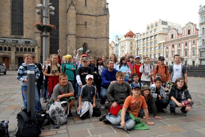 Účastníky 9. ročníku cyklo-běhu za Českou republiku bez drog přivítal před plzeňskou radnicí radní pro bezpečnost Robert Houdek společně s kapitánem FC Viktoria Pavlem Horváthem.

Akce upozorňuje na problematiku drog především ve spojení s mládeží a dětmi. Chce pomoci rozšířit celospolečenskou aktivitu právě na poli primární prevence.

V Plzni se pod Prohlášení o postoji k řešení problematiky drog, které účastníci měli s sebou, svým podpisem připojil nejen radní Robert Houdek a zástupce velitele plzeňské městské policie, ale také Pavel Horváth.

Cyklo-běh byl zahájen v pondělí 13. června ve Zlíně, zakončen bude v pátek 24. června v Praze. Trasa vede přes 33 měst Čech a Moravy a měří 1250 kilometrů. Družstvo 8 – 10 cyklistů-běžců urazí tuto vzdálenost za 12 dnů.