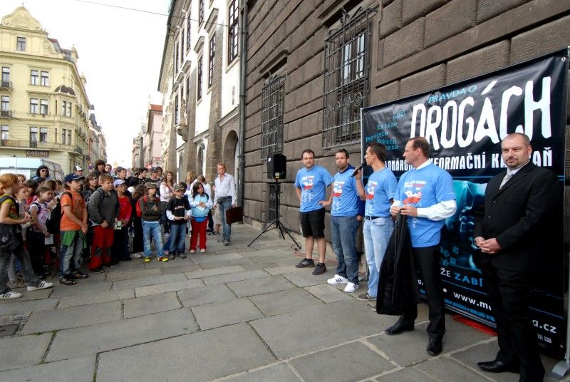 Účastníky 9. ročníku cyklo-běhu za Českou republiku bez drog přivítal před plzeňskou radnicí radní pro bezpečnost Robert Houdek společně s kapitánem FC Viktoria Pavlem Horváthem.

Akce upozorňuje na problematiku drog především ve spojení s mládeží a dětmi. Chce pomoci rozšířit celospolečenskou aktivitu právě na poli primární prevence.

V Plzni se pod Prohlášení o postoji k řešení problematiky drog, které účastníci měli s sebou, svým podpisem připojil nejen radní Robert Houdek a zástupce velitele plzeňské městské policie, ale také Pavel Horváth.

Cyklo-běh byl zahájen v pondělí 13. června ve Zlíně, zakončen bude v pátek 24. června v Praze. Trasa vede přes 33 měst Čech a Moravy a měří 1250 kilometrů. Družstvo 8 – 10 cyklistů-běžců urazí tuto vzdálenost za 12 dnů.