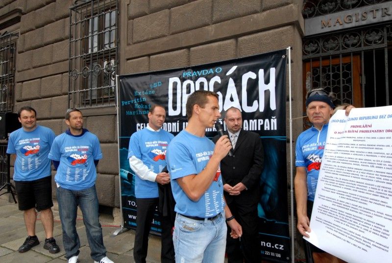 Účastníky 9. ročníku cyklo-běhu za Českou republiku bez drog přivítal před plzeňskou radnicí radní pro bezpečnost Robert Houdek společně s kapitánem FC Viktoria Pavlem Horváthem.

Akce upozorňuje na problematiku drog především ve spojení s mládeží a dětmi. Chce pomoci rozšířit celospolečenskou aktivitu právě na poli primární prevence.

V Plzni se pod Prohlášení o postoji k řešení problematiky drog, které účastníci měli s sebou, svým podpisem připojil nejen radní Robert Houdek a zástupce velitele plzeňské městské policie, ale také Pavel Horváth.

Cyklo-běh byl zahájen v pondělí 13. června ve Zlíně, zakončen bude v pátek 24. června v Praze. Trasa vede přes 33 měst Čech a Moravy a měří 1250 kilometrů. Družstvo 8 – 10 cyklistů-běžců urazí tuto vzdálenost za 12 dnů.