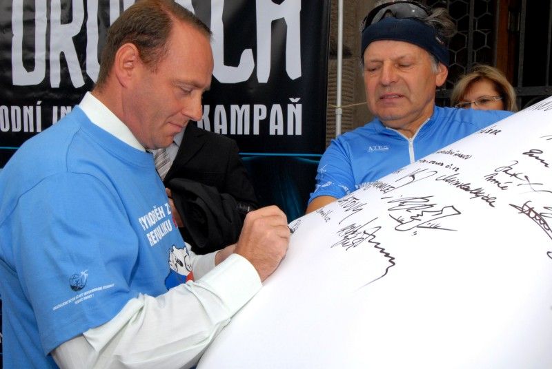 Účastníky 9. ročníku cyklo-běhu za Českou republiku bez drog přivítal před plzeňskou radnicí radní pro bezpečnost Robert Houdek společně s kapitánem FC Viktoria Pavlem Horváthem.

Akce upozorňuje na problematiku drog především ve spojení s mládeží a dětmi. Chce pomoci rozšířit celospolečenskou aktivitu právě na poli primární prevence.

V Plzni se pod Prohlášení o postoji k řešení problematiky drog, které účastníci měli s sebou, svým podpisem připojil nejen radní Robert Houdek a zástupce velitele plzeňské městské policie, ale také Pavel Horváth.

Cyklo-běh byl zahájen v pondělí 13. června ve Zlíně, zakončen bude v pátek 24. června v Praze. Trasa vede přes 33 měst Čech a Moravy a měří 1250 kilometrů. Družstvo 8 – 10 cyklistů-běžců urazí tuto vzdálenost za 12 dnů.