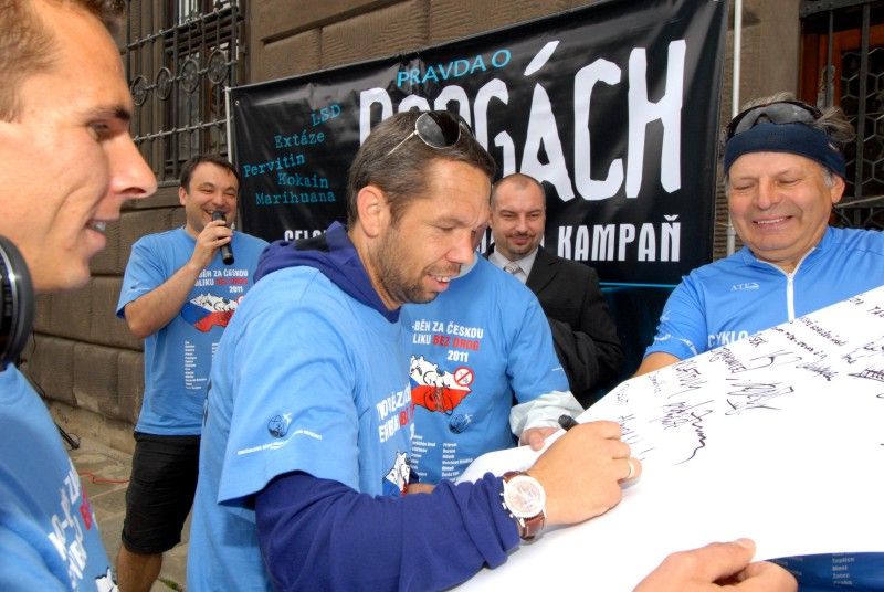 Účastníky 9. ročníku cyklo-běhu za Českou republiku bez drog přivítal před plzeňskou radnicí radní pro bezpečnost Robert Houdek společně s kapitánem FC Viktoria Pavlem Horváthem.

Akce upozorňuje na problematiku drog především ve spojení s mládeží a dětmi. Chce pomoci rozšířit celospolečenskou aktivitu právě na poli primární prevence.

V Plzni se pod Prohlášení o postoji k řešení problematiky drog, které účastníci měli s sebou, svým podpisem připojil nejen radní Robert Houdek a zástupce velitele plzeňské městské policie, ale také Pavel Horváth.

Cyklo-běh byl zahájen v pondělí 13. června ve Zlíně, zakončen bude v pátek 24. června v Praze. Trasa vede přes 33 měst Čech a Moravy a měří 1250 kilometrů. Družstvo 8 – 10 cyklistů-běžců urazí tuto vzdálenost za 12 dnů.