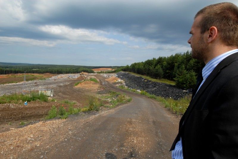 Největší kompostárna v Plzeňském kraji dnes (22.6.2011) byla otevřena v prostoru skládky komunálního odpadu v Chotíkově. Jde o mechanicko-biologickou úpravnu biomasy s využitím takzvané aerobní fermentace, tedy kompostování.

Celková plocha kompostárny je 2 610 metrů čtverečních, pro dozrávání kompostu bude využíván prostor o výměře 1 312 metrů.

Kompostárna bude v začátku svého provozu zpracovávat biomasu z veřejných ploch a z podnikatelské sféry, do budoucna počítá i s bioodpadem z domácností.

Otevření kompostárny, jejíž výstavby a provozování se ujala česko-francouzská společnost ELIOD servis, s.r.o., se zúčastnil primátor Martin Baxa.