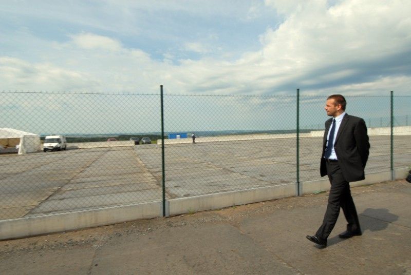 Největší kompostárna v Plzeňském kraji dnes (22.6.2011) byla otevřena v prostoru skládky komunálního odpadu v Chotíkově. Jde o mechanicko-biologickou úpravnu biomasy s využitím takzvané aerobní fermentace, tedy kompostování.

Celková plocha kompostárny je 2 610 metrů čtverečních, pro dozrávání kompostu bude využíván prostor o výměře 1 312 metrů.

Kompostárna bude v začátku svého provozu zpracovávat biomasu z veřejných ploch a z podnikatelské sféry, do budoucna počítá i s bioodpadem z domácností.

Otevření kompostárny, jejíž výstavby a provozování se ujala česko-francouzská společnost ELIOD servis, s.r.o., se zúčastnil primátor Martin Baxa.