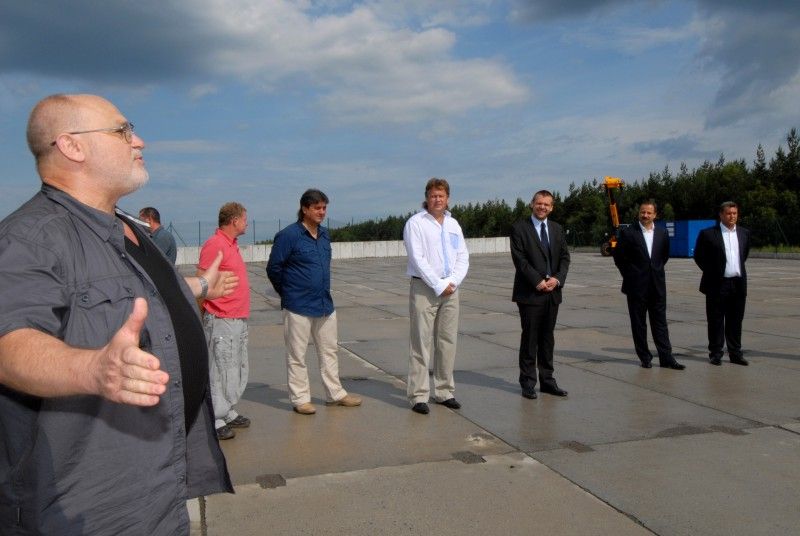 Největší kompostárna v Plzeňském kraji dnes (22.6.2011) byla otevřena v prostoru skládky komunálního odpadu v Chotíkově. Jde o mechanicko-biologickou úpravnu biomasy s využitím takzvané aerobní fermentace, tedy kompostování.

Celková plocha kompostárny je 2 610 metrů čtverečních, pro dozrávání kompostu bude využíván prostor o výměře 1 312 metrů.

Kompostárna bude v začátku svého provozu zpracovávat biomasu z veřejných ploch a z podnikatelské sféry, do budoucna počítá i s bioodpadem z domácností.

Otevření kompostárny, jejíž výstavby a provozování se ujala česko-francouzská společnost ELIOD servis, s.r.o., se zúčastnil primátor Martin Baxa.