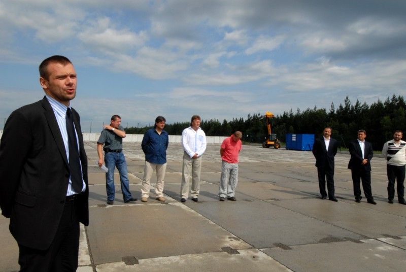 Největší kompostárna v Plzeňském kraji dnes (22.6.2011) byla otevřena v prostoru skládky komunálního odpadu v Chotíkově. Jde o mechanicko-biologickou úpravnu biomasy s využitím takzvané aerobní fermentace, tedy kompostování.

Celková plocha kompostárny je 2 610 metrů čtverečních, pro dozrávání kompostu bude využíván prostor o výměře 1 312 metrů.

Kompostárna bude v začátku svého provozu zpracovávat biomasu z veřejných ploch a z podnikatelské sféry, do budoucna počítá i s bioodpadem z domácností.

Otevření kompostárny, jejíž výstavby a provozování se ujala česko-francouzská společnost ELIOD servis, s.r.o., se zúčastnil primátor Martin Baxa.