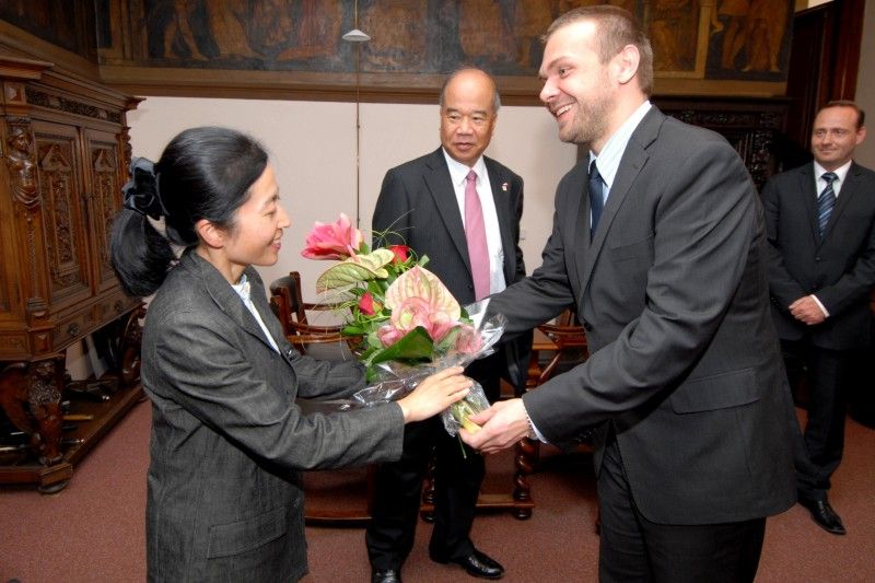 Za nadstardandní označil vztahy mezi Plzní a Takasaki velvyslanec Japonska J. E. Toshio Kunikata při své první návštěvě (22.6.2011) plzeňské radnice ve své funkci. Jako velvyslanec Japonska začal v České republice působit před dvěma měsíci a jeho první mimopražská cesta vedla vzhledem k uvedené skutečnosti právě do Plzně.

Velvyslanec při setkání s primátorem Martinem Baxou a radním Robertem Houdkem také kladně hodnotil podmínky, které město poskytuje japonským podnikatelům. „Největší výhodou Plzně je její poloha, infrastruktura a moderní technologie,“ uvedl Toshio Kunikata.

V závěru své návštěvy vyjádřil poděkování Plzni a celé České republice za okamžitou pomoc a podporu Japonsku při ničivém zemětřesení v březnu tohoto roku.

Dopoledne si velvyslanec prohlédl zoologickou a botanickou zahradu. V doprovodu ředitele Jiřího Trávníčka rovněž zavítal do její japonské části.