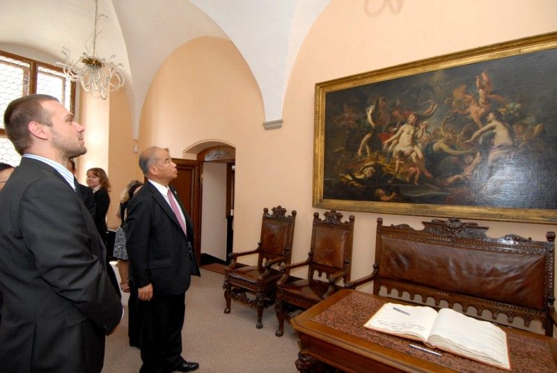 Za nadstardandní označil vztahy mezi Plzní a Takasaki velvyslanec Japonska J. E. Toshio Kunikata při své první návštěvě (22.6.2011) plzeňské radnice ve své funkci. Jako velvyslanec Japonska začal v České republice působit před dvěma měsíci a jeho první mimopražská cesta vedla vzhledem k uvedené skutečnosti právě do Plzně.

Velvyslanec při setkání s primátorem Martinem Baxou a radním Robertem Houdkem také kladně hodnotil podmínky, které město poskytuje japonským podnikatelům. „Největší výhodou Plzně je její poloha, infrastruktura a moderní technologie,“ uvedl Toshio Kunikata.

V závěru své návštěvy vyjádřil poděkování Plzni a celé České republice za okamžitou pomoc a podporu Japonsku při ničivém zemětřesení v březnu tohoto roku.

Dopoledne si velvyslanec prohlédl zoologickou a botanickou zahradu. V doprovodu ředitele Jiřího Trávníčka rovněž zavítal do její japonské části.