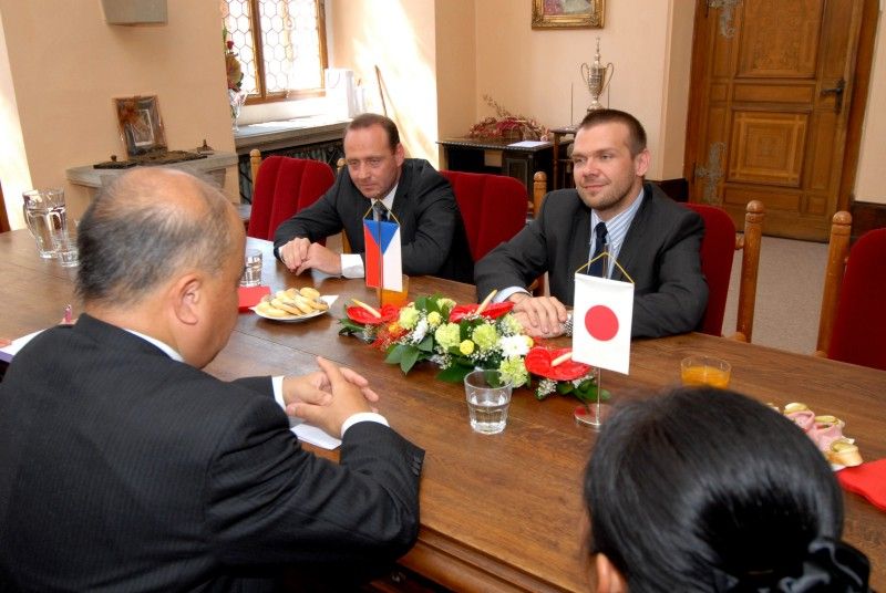 Za nadstardandní označil vztahy mezi Plzní a Takasaki velvyslanec Japonska J. E. Toshio Kunikata při své první návštěvě (22.6.2011) plzeňské radnice ve své funkci. Jako velvyslanec Japonska začal v České republice působit před dvěma měsíci a jeho první mimopražská cesta vedla vzhledem k uvedené skutečnosti právě do Plzně.

Velvyslanec při setkání s primátorem Martinem Baxou a radním Robertem Houdkem také kladně hodnotil podmínky, které město poskytuje japonským podnikatelům. „Největší výhodou Plzně je její poloha, infrastruktura a moderní technologie,“ uvedl Toshio Kunikata.

V závěru své návštěvy vyjádřil poděkování Plzni a celé České republice za okamžitou pomoc a podporu Japonsku při ničivém zemětřesení v březnu tohoto roku.

Dopoledne si velvyslanec prohlédl zoologickou a botanickou zahradu. V doprovodu ředitele Jiřího Trávníčka rovněž zavítal do její japonské části.