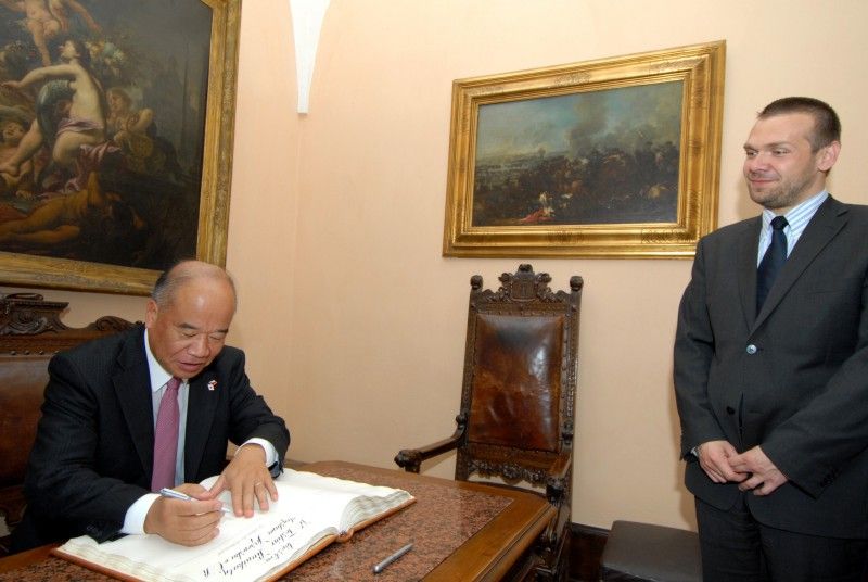 Za nadstardandní označil vztahy mezi Plzní a Takasaki velvyslanec Japonska J. E. Toshio Kunikata při své první návštěvě (22.6.2011) plzeňské radnice ve své funkci. Jako velvyslanec Japonska začal v České republice působit před dvěma měsíci a jeho první mimopražská cesta vedla vzhledem k uvedené skutečnosti právě do Plzně.

Velvyslanec při setkání s primátorem Martinem Baxou a radním Robertem Houdkem také kladně hodnotil podmínky, které město poskytuje japonským podnikatelům. „Největší výhodou Plzně je její poloha, infrastruktura a moderní technologie,“ uvedl Toshio Kunikata.

V závěru své návštěvy vyjádřil poděkování Plzni a celé České republice za okamžitou pomoc a podporu Japonsku při ničivém zemětřesení v březnu tohoto roku.

Dopoledne si velvyslanec prohlédl zoologickou a botanickou zahradu. V doprovodu ředitele Jiřího Trávníčka rovněž zavítal do její japonské části.