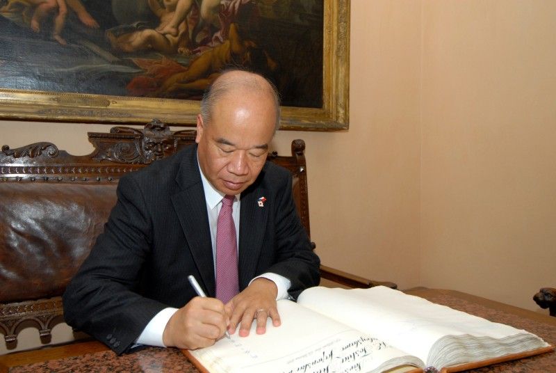 Za nadstardandní označil vztahy mezi Plzní a Takasaki velvyslanec Japonska J. E. Toshio Kunikata při své první návštěvě (22.6.2011) plzeňské radnice ve své funkci. Jako velvyslanec Japonska začal v České republice působit před dvěma měsíci a jeho první mimopražská cesta vedla vzhledem k uvedené skutečnosti právě do Plzně.

Velvyslanec při setkání s primátorem Martinem Baxou a radním Robertem Houdkem také kladně hodnotil podmínky, které město poskytuje japonským podnikatelům. „Největší výhodou Plzně je její poloha, infrastruktura a moderní technologie,“ uvedl Toshio Kunikata.

V závěru své návštěvy vyjádřil poděkování Plzni a celé České republice za okamžitou pomoc a podporu Japonsku při ničivém zemětřesení v březnu tohoto roku.

Dopoledne si velvyslanec prohlédl zoologickou a botanickou zahradu. V doprovodu ředitele Jiřího Trávníčka rovněž zavítal do její japonské části.