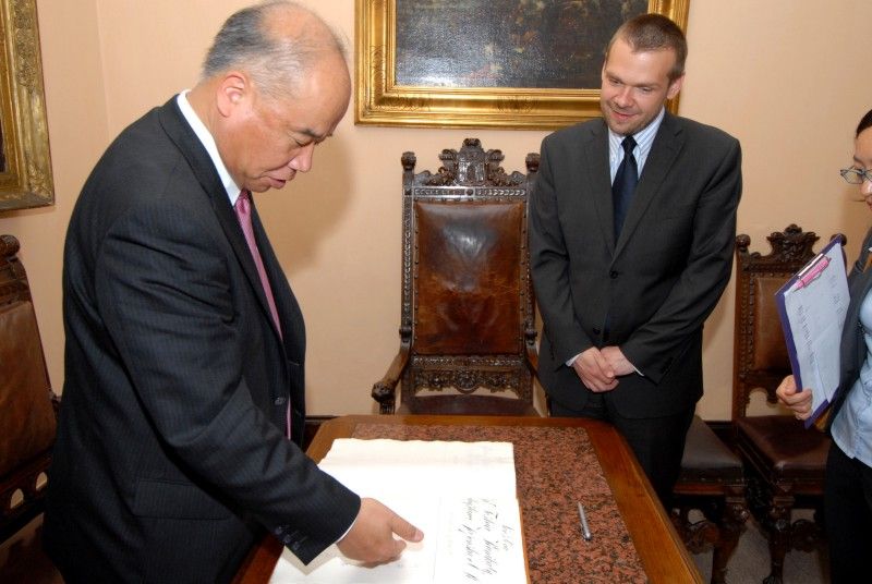 Za nadstardandní označil vztahy mezi Plzní a Takasaki velvyslanec Japonska J. E. Toshio Kunikata při své první návštěvě (22.6.2011) plzeňské radnice ve své funkci. Jako velvyslanec Japonska začal v České republice působit před dvěma měsíci a jeho první mimopražská cesta vedla vzhledem k uvedené skutečnosti právě do Plzně.

Velvyslanec při setkání s primátorem Martinem Baxou a radním Robertem Houdkem také kladně hodnotil podmínky, které město poskytuje japonským podnikatelům. „Největší výhodou Plzně je její poloha, infrastruktura a moderní technologie,“ uvedl Toshio Kunikata.

V závěru své návštěvy vyjádřil poděkování Plzni a celé České republice za okamžitou pomoc a podporu Japonsku při ničivém zemětřesení v březnu tohoto roku.

Dopoledne si velvyslanec prohlédl zoologickou a botanickou zahradu. V doprovodu ředitele Jiřího Trávníčka rovněž zavítal do její japonské části.