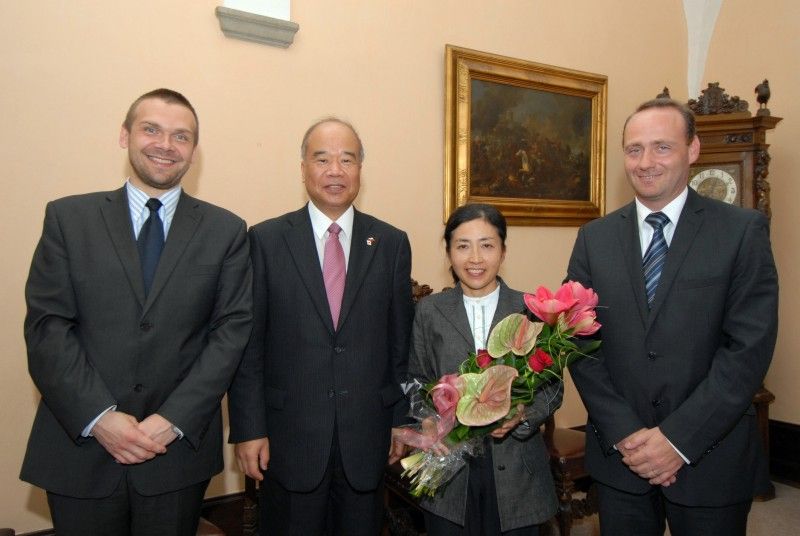 Za nadstardandní označil vztahy mezi Plzní a Takasaki velvyslanec Japonska J. E. Toshio Kunikata při své první návštěvě (22.6.2011) plzeňské radnice ve své funkci. Jako velvyslanec Japonska začal v České republice působit před dvěma měsíci a jeho první mimopražská cesta vedla vzhledem k uvedené skutečnosti právě do Plzně.

Velvyslanec při setkání s primátorem Martinem Baxou a radním Robertem Houdkem také kladně hodnotil podmínky, které město poskytuje japonským podnikatelům. „Největší výhodou Plzně je její poloha, infrastruktura a moderní technologie,“ uvedl Toshio Kunikata.

V závěru své návštěvy vyjádřil poděkování Plzni a celé České republice za okamžitou pomoc a podporu Japonsku při ničivém zemětřesení v březnu tohoto roku.

Dopoledne si velvyslanec prohlédl zoologickou a botanickou zahradu. V doprovodu ředitele Jiřího Trávníčka rovněž zavítal do její japonské části.