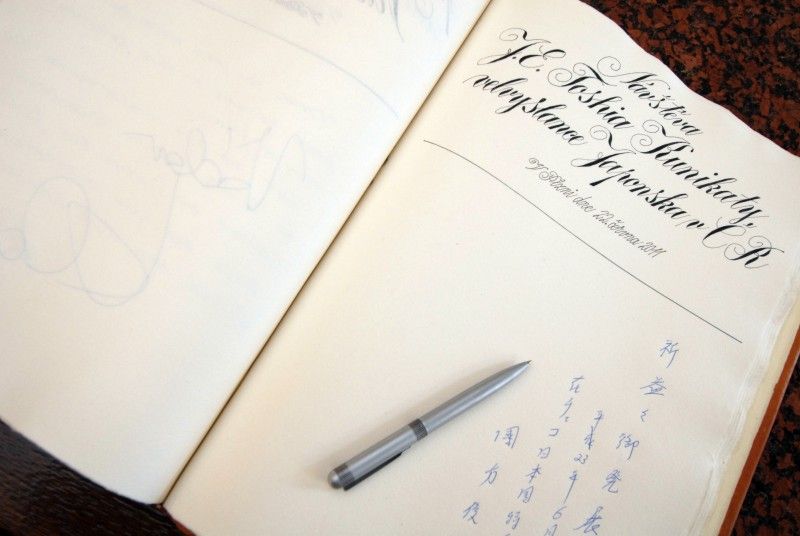 Za nadstardandní označil vztahy mezi Plzní a Takasaki velvyslanec Japonska J. E. Toshio Kunikata při své první návštěvě (22.6.2011) plzeňské radnice ve své funkci. Jako velvyslanec Japonska začal v České republice působit před dvěma měsíci a jeho první mimopražská cesta vedla vzhledem k uvedené skutečnosti právě do Plzně.

Velvyslanec při setkání s primátorem Martinem Baxou a radním Robertem Houdkem také kladně hodnotil podmínky, které město poskytuje japonským podnikatelům. „Největší výhodou Plzně je její poloha, infrastruktura a moderní technologie,“ uvedl Toshio Kunikata.

V závěru své návštěvy vyjádřil poděkování Plzni a celé České republice za okamžitou pomoc a podporu Japonsku při ničivém zemětřesení v březnu tohoto roku.

Dopoledne si velvyslanec prohlédl zoologickou a botanickou zahradu. V doprovodu ředitele Jiřího Trávníčka rovněž zavítal do její japonské části.