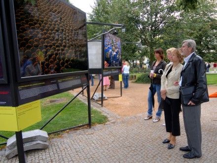 Vernisáže výstavy se mimo jiné zúčastnil i primátor města Plzně Rödl a kurátorka výstavy paní Menzelová-Kelymanová s manželem. Výstava probíhá v Šafaříkových a Křižíkových sadech v Plzni do 7.10.2007.