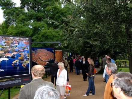 Vernisáže výstavy se mimo jiné zúčastnil i primátor města Plzně Rödl a kurátorka výstavy paní Menzelová-Kelymanová s manželem. Výstava probíhá v Šafaříkových a Křižíkových sadech v Plzni do 7.10.2007.