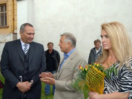 Vernisáže výstavy se mimo jiné zúčastnil i primátor města Plzně Rödl a kurátorka výstavy paní Menzelová-Kelymanová s manželem. Výstava probíhá v Šafaříkových a Křižíkových sadech v Plzni do 7.10.2007.