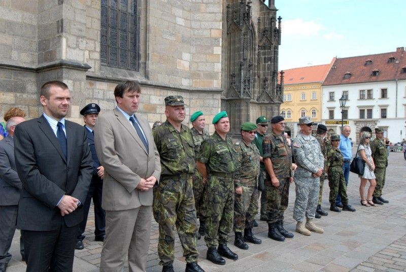 Družstvo Charlie složené z profesionálních vojáků a vojáků z armádních záloh zvítězilo ve 12. ročníku přeshraničního cvičení Patrouille-Hlídka-Euregio-Egrensis, které se konalo ve dnech 21. a 22. června 2011 v Plzni. Na druhém místě skončilo družstvo Foxtrot, třetí byli vojáci z družstva Brávo.

Vlastní cvičení šesti smíšených mezinárodních družstev se uskutečnilo dnes v areálu vojenské střelnice v Plzni - Lobzích. Družstva soutěžila v plnění a transportu protipovodňových pytlů s pískem, v transportu raněného na nosítkách, v transportu materiálu po řece na raftech, v opravě a odtažení havarovaného automobilu, v hodu granátem na cíl nebo ve střelbě z pistole.

Výsledky vyhlásil v odpoledních hodinách na náměstí Republiky ředitel krajského velitelství v Plzni Roman Kučera za přítomnosti primátora Martina Baxy.