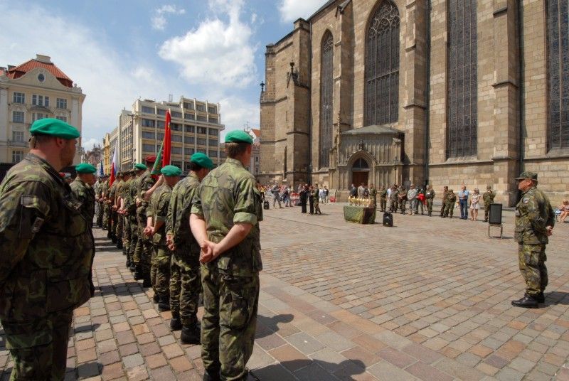 Družstvo Charlie složené z profesionálních vojáků a vojáků z armádních záloh zvítězilo ve 12. ročníku přeshraničního cvičení Patrouille-Hlídka-Euregio-Egrensis, které se konalo ve dnech 21. a 22. června 2011 v Plzni. Na druhém místě skončilo družstvo Foxtrot, třetí byli vojáci z družstva Brávo.

Vlastní cvičení šesti smíšených mezinárodních družstev se uskutečnilo dnes v areálu vojenské střelnice v Plzni - Lobzích. Družstva soutěžila v plnění a transportu protipovodňových pytlů s pískem, v transportu raněného na nosítkách, v transportu materiálu po řece na raftech, v opravě a odtažení havarovaného automobilu, v hodu granátem na cíl nebo ve střelbě z pistole.

Výsledky vyhlásil v odpoledních hodinách na náměstí Republiky ředitel krajského velitelství v Plzni Roman Kučera za přítomnosti primátora Martina Baxy.
