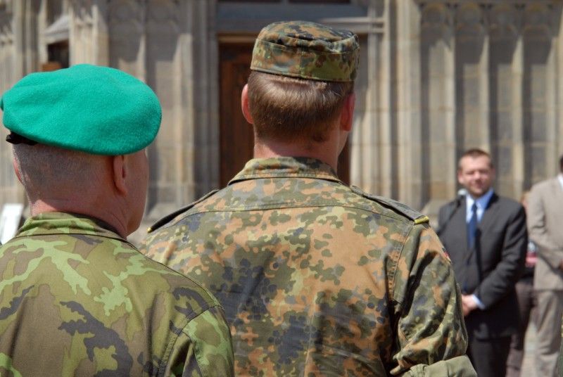 Družstvo Charlie složené z profesionálních vojáků a vojáků z armádních záloh zvítězilo ve 12. ročníku přeshraničního cvičení Patrouille-Hlídka-Euregio-Egrensis, které se konalo ve dnech 21. a 22. června 2011 v Plzni. Na druhém místě skončilo družstvo Foxtrot, třetí byli vojáci z družstva Brávo.

Vlastní cvičení šesti smíšených mezinárodních družstev se uskutečnilo dnes v areálu vojenské střelnice v Plzni - Lobzích. Družstva soutěžila v plnění a transportu protipovodňových pytlů s pískem, v transportu raněného na nosítkách, v transportu materiálu po řece na raftech, v opravě a odtažení havarovaného automobilu, v hodu granátem na cíl nebo ve střelbě z pistole.

Výsledky vyhlásil v odpoledních hodinách na náměstí Republiky ředitel krajského velitelství v Plzni Roman Kučera za přítomnosti primátora Martina Baxy.