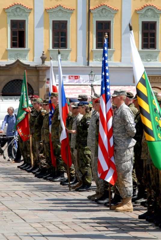 Družstvo Charlie složené z profesionálních vojáků a vojáků z armádních záloh zvítězilo ve 12. ročníku přeshraničního cvičení Patrouille-Hlídka-Euregio-Egrensis, které se konalo ve dnech 21. a 22. června 2011 v Plzni. Na druhém místě skončilo družstvo Foxtrot, třetí byli vojáci z družstva Brávo.

Vlastní cvičení šesti smíšených mezinárodních družstev se uskutečnilo dnes v areálu vojenské střelnice v Plzni - Lobzích. Družstva soutěžila v plnění a transportu protipovodňových pytlů s pískem, v transportu raněného na nosítkách, v transportu materiálu po řece na raftech, v opravě a odtažení havarovaného automobilu, v hodu granátem na cíl nebo ve střelbě z pistole.

Výsledky vyhlásil v odpoledních hodinách na náměstí Republiky ředitel krajského velitelství v Plzni Roman Kučera za přítomnosti primátora Martina Baxy.