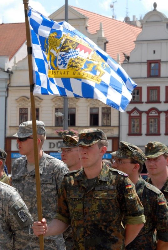 Družstvo Charlie složené z profesionálních vojáků a vojáků z armádních záloh zvítězilo ve 12. ročníku přeshraničního cvičení Patrouille-Hlídka-Euregio-Egrensis, které se konalo ve dnech 21. a 22. června 2011 v Plzni. Na druhém místě skončilo družstvo Foxtrot, třetí byli vojáci z družstva Brávo.

Vlastní cvičení šesti smíšených mezinárodních družstev se uskutečnilo dnes v areálu vojenské střelnice v Plzni - Lobzích. Družstva soutěžila v plnění a transportu protipovodňových pytlů s pískem, v transportu raněného na nosítkách, v transportu materiálu po řece na raftech, v opravě a odtažení havarovaného automobilu, v hodu granátem na cíl nebo ve střelbě z pistole.

Výsledky vyhlásil v odpoledních hodinách na náměstí Republiky ředitel krajského velitelství v Plzni Roman Kučera za přítomnosti primátora Martina Baxy.