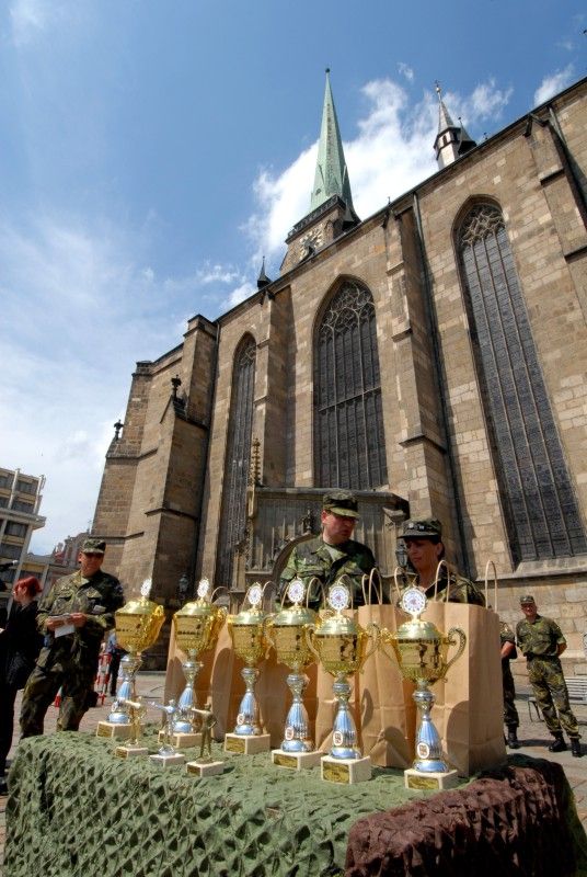 Družstvo Charlie složené z profesionálních vojáků a vojáků z armádních záloh zvítězilo ve 12. ročníku přeshraničního cvičení Patrouille-Hlídka-Euregio-Egrensis, které se konalo ve dnech 21. a 22. června 2011 v Plzni. Na druhém místě skončilo družstvo Foxtrot, třetí byli vojáci z družstva Brávo.

Vlastní cvičení šesti smíšených mezinárodních družstev se uskutečnilo dnes v areálu vojenské střelnice v Plzni - Lobzích. Družstva soutěžila v plnění a transportu protipovodňových pytlů s pískem, v transportu raněného na nosítkách, v transportu materiálu po řece na raftech, v opravě a odtažení havarovaného automobilu, v hodu granátem na cíl nebo ve střelbě z pistole.

Výsledky vyhlásil v odpoledních hodinách na náměstí Republiky ředitel krajského velitelství v Plzni Roman Kučera za přítomnosti primátora Martina Baxy.