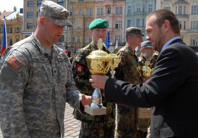 Družstvo Charlie složené z profesionálních vojáků a vojáků z armádních záloh zvítězilo ve 12. ročníku přeshraničního cvičení Patrouille-Hlídka-Euregio-Egrensis, které se konalo ve dnech 21. a 22. června 2011 v Plzni. Na druhém místě skončilo družstvo Foxtrot, třetí byli vojáci z družstva Brávo.

Vlastní cvičení šesti smíšených mezinárodních družstev se uskutečnilo dnes v areálu vojenské střelnice v Plzni - Lobzích. Družstva soutěžila v plnění a transportu protipovodňových pytlů s pískem, v transportu raněného na nosítkách, v transportu materiálu po řece na raftech, v opravě a odtažení havarovaného automobilu, v hodu granátem na cíl nebo ve střelbě z pistole.

Výsledky vyhlásil v odpoledních hodinách na náměstí Republiky ředitel krajského velitelství v Plzni Roman Kučera za přítomnosti primátora Martina Baxy.