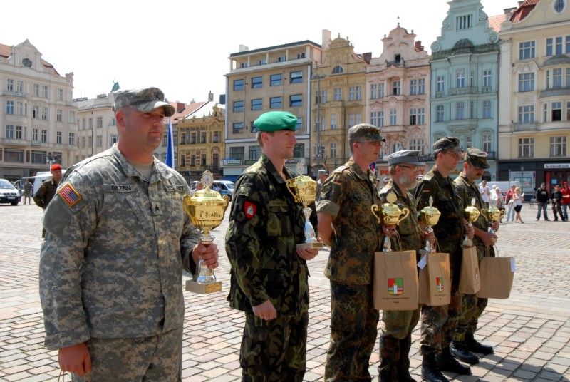 Družstvo Charlie složené z profesionálních vojáků a vojáků z armádních záloh zvítězilo ve 12. ročníku přeshraničního cvičení Patrouille-Hlídka-Euregio-Egrensis, které se konalo ve dnech 21. a 22. června 2011 v Plzni. Na druhém místě skončilo družstvo Foxtrot, třetí byli vojáci z družstva Brávo.

Vlastní cvičení šesti smíšených mezinárodních družstev se uskutečnilo dnes v areálu vojenské střelnice v Plzni - Lobzích. Družstva soutěžila v plnění a transportu protipovodňových pytlů s pískem, v transportu raněného na nosítkách, v transportu materiálu po řece na raftech, v opravě a odtažení havarovaného automobilu, v hodu granátem na cíl nebo ve střelbě z pistole.

Výsledky vyhlásil v odpoledních hodinách na náměstí Republiky ředitel krajského velitelství v Plzni Roman Kučera za přítomnosti primátora Martina Baxy.