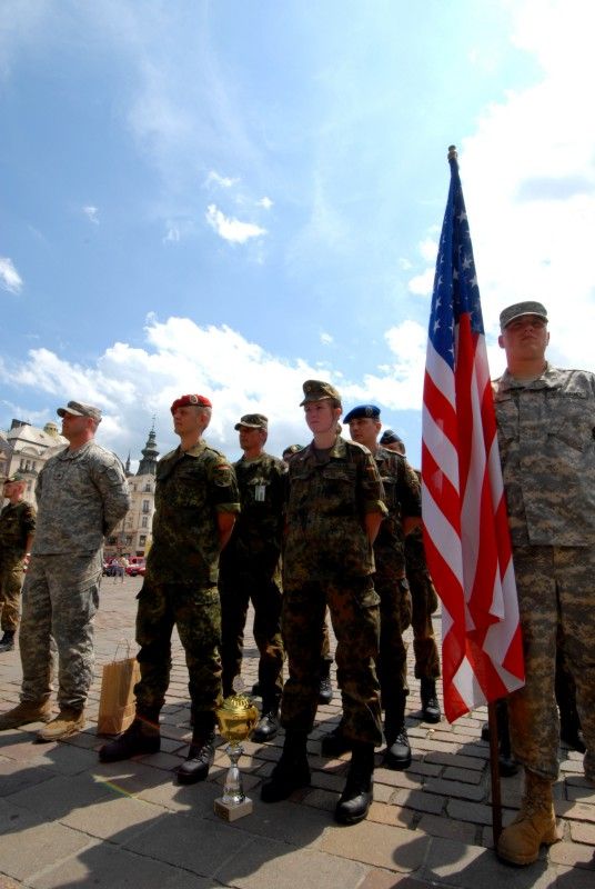 Družstvo Charlie složené z profesionálních vojáků a vojáků z armádních záloh zvítězilo ve 12. ročníku přeshraničního cvičení Patrouille-Hlídka-Euregio-Egrensis, které se konalo ve dnech 21. a 22. června 2011 v Plzni. Na druhém místě skončilo družstvo Foxtrot, třetí byli vojáci z družstva Brávo.

Vlastní cvičení šesti smíšených mezinárodních družstev se uskutečnilo dnes v areálu vojenské střelnice v Plzni - Lobzích. Družstva soutěžila v plnění a transportu protipovodňových pytlů s pískem, v transportu raněného na nosítkách, v transportu materiálu po řece na raftech, v opravě a odtažení havarovaného automobilu, v hodu granátem na cíl nebo ve střelbě z pistole.

Výsledky vyhlásil v odpoledních hodinách na náměstí Republiky ředitel krajského velitelství v Plzni Roman Kučera za přítomnosti primátora Martina Baxy.