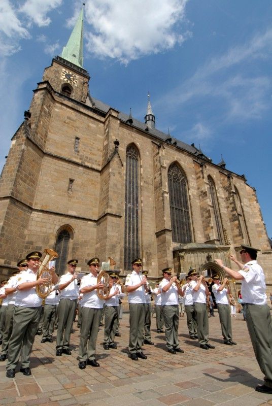 Družstvo Charlie složené z profesionálních vojáků a vojáků z armádních záloh zvítězilo ve 12. ročníku přeshraničního cvičení Patrouille-Hlídka-Euregio-Egrensis, které se konalo ve dnech 21. a 22. června 2011 v Plzni. Na druhém místě skončilo družstvo Foxtrot, třetí byli vojáci z družstva Brávo.

Vlastní cvičení šesti smíšených mezinárodních družstev se uskutečnilo dnes v areálu vojenské střelnice v Plzni - Lobzích. Družstva soutěžila v plnění a transportu protipovodňových pytlů s pískem, v transportu raněného na nosítkách, v transportu materiálu po řece na raftech, v opravě a odtažení havarovaného automobilu, v hodu granátem na cíl nebo ve střelbě z pistole.

Výsledky vyhlásil v odpoledních hodinách na náměstí Republiky ředitel krajského velitelství v Plzni Roman Kučera za přítomnosti primátora Martina Baxy.