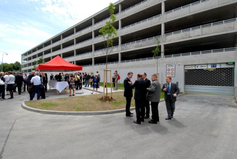Nový parkovací dům Rychtářka v Plzni je otevřen (23.6.2011). Oficiálně první automobil, který vjel do parkovacího domu, byl vůz s primátorem Martinem Baxou a jeho náměstky Petrem Rundem a Martinem Zrzaveckým. Slavnostnímu otevření předcházel dopolední seminář k problematice spolupráce veřejného a soukromého sektoru (PPP) v sídle radnice, kterého se účastnily desítky primátorů, starostů a dalších hostů.

Parkovací dům Rychtářka je v českých podmínkách prvním a unikátním projektem partnerství veřejného a soukromého sektoru. Dosud byl podobný model znám pouze ze zahraničí pod obecně užívaným pojmem Public Private Partnership (PPP). Město Plzeň při výstavbě a provozu parkovacího domu Rychtářka na principu PPP spolupracuje se společností HERMOSA Parking Plzeň, a.s.

Výstavba parkovacího domu začala v červnu 2010. Budova je umístěna na obvodu centrální oblasti města Plzně. Nabídne celkem 447 nových parkovacích míst, 1950 m2 komerční plochy a v blízkosti budovy také osm parkovacích míst pro autobusy.