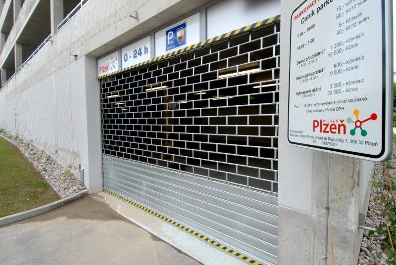 Nový parkovací dům Rychtářka v Plzni je otevřen (23.6.2011). Oficiálně první automobil, který vjel do parkovacího domu, byl vůz s primátorem Martinem Baxou a jeho náměstky Petrem Rundem a Martinem Zrzaveckým. Slavnostnímu otevření předcházel dopolední seminář k problematice spolupráce veřejného a soukromého sektoru (PPP) v sídle radnice, kterého se účastnily desítky primátorů, starostů a dalších hostů.

Parkovací dům Rychtářka je v českých podmínkách prvním a unikátním projektem partnerství veřejného a soukromého sektoru. Dosud byl podobný model znám pouze ze zahraničí pod obecně užívaným pojmem Public Private Partnership (PPP). Město Plzeň při výstavbě a provozu parkovacího domu Rychtářka na principu PPP spolupracuje se společností HERMOSA Parking Plzeň, a.s.

Výstavba parkovacího domu začala v červnu 2010. Budova je umístěna na obvodu centrální oblasti města Plzně. Nabídne celkem 447 nových parkovacích míst, 1950 m2 komerční plochy a v blízkosti budovy také osm parkovacích míst pro autobusy.