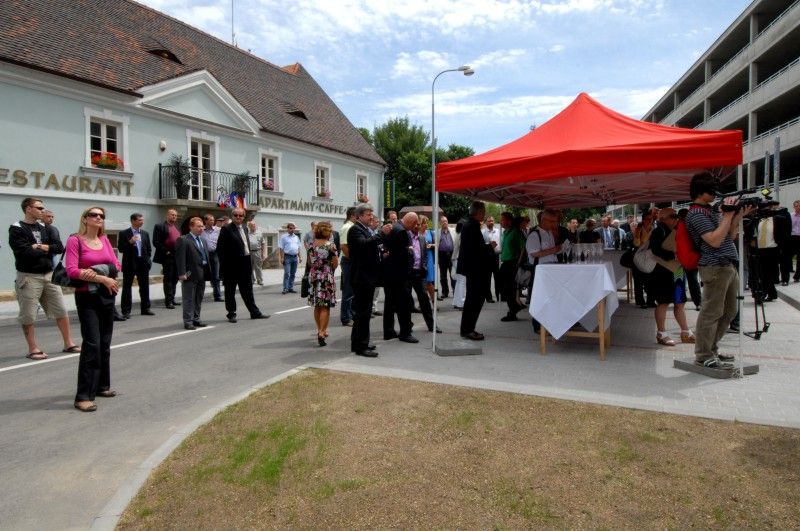 Nový parkovací dům Rychtářka v Plzni je otevřen (23.6.2011). Oficiálně první automobil, který vjel do parkovacího domu, byl vůz s primátorem Martinem Baxou a jeho náměstky Petrem Rundem a Martinem Zrzaveckým. Slavnostnímu otevření předcházel dopolední seminář k problematice spolupráce veřejného a soukromého sektoru (PPP) v sídle radnice, kterého se účastnily desítky primátorů, starostů a dalších hostů.

Parkovací dům Rychtářka je v českých podmínkách prvním a unikátním projektem partnerství veřejného a soukromého sektoru. Dosud byl podobný model znám pouze ze zahraničí pod obecně užívaným pojmem Public Private Partnership (PPP). Město Plzeň při výstavbě a provozu parkovacího domu Rychtářka na principu PPP spolupracuje se společností HERMOSA Parking Plzeň, a.s.

Výstavba parkovacího domu začala v červnu 2010. Budova je umístěna na obvodu centrální oblasti města Plzně. Nabídne celkem 447 nových parkovacích míst, 1950 m2 komerční plochy a v blízkosti budovy také osm parkovacích míst pro autobusy.