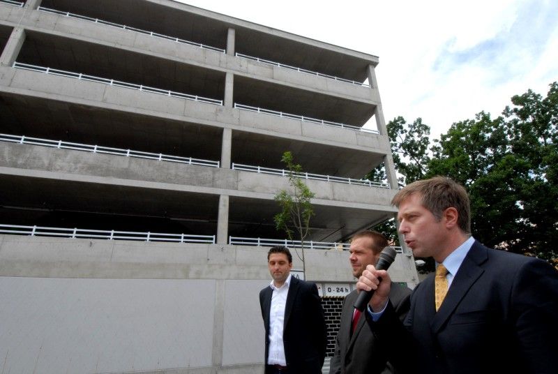 Nový parkovací dům Rychtářka v Plzni je otevřen (23.6.2011). Oficiálně první automobil, který vjel do parkovacího domu, byl vůz s primátorem Martinem Baxou a jeho náměstky Petrem Rundem a Martinem Zrzaveckým. Slavnostnímu otevření předcházel dopolední seminář k problematice spolupráce veřejného a soukromého sektoru (PPP) v sídle radnice, kterého se účastnily desítky primátorů, starostů a dalších hostů.

Parkovací dům Rychtářka je v českých podmínkách prvním a unikátním projektem partnerství veřejného a soukromého sektoru. Dosud byl podobný model znám pouze ze zahraničí pod obecně užívaným pojmem Public Private Partnership (PPP). Město Plzeň při výstavbě a provozu parkovacího domu Rychtářka na principu PPP spolupracuje se společností HERMOSA Parking Plzeň, a.s.

Výstavba parkovacího domu začala v červnu 2010. Budova je umístěna na obvodu centrální oblasti města Plzně. Nabídne celkem 447 nových parkovacích míst, 1950 m2 komerční plochy a v blízkosti budovy také osm parkovacích míst pro autobusy.