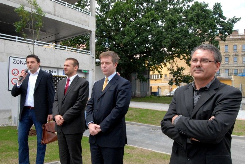 Nový parkovací dům Rychtářka v Plzni je otevřen (23.6.2011). Oficiálně první automobil, který vjel do parkovacího domu, byl vůz s primátorem Martinem Baxou a jeho náměstky Petrem Rundem a Martinem Zrzaveckým. Slavnostnímu otevření předcházel dopolední seminář k problematice spolupráce veřejného a soukromého sektoru (PPP) v sídle radnice, kterého se účastnily desítky primátorů, starostů a dalších hostů.

Parkovací dům Rychtářka je v českých podmínkách prvním a unikátním projektem partnerství veřejného a soukromého sektoru. Dosud byl podobný model znám pouze ze zahraničí pod obecně užívaným pojmem Public Private Partnership (PPP). Město Plzeň při výstavbě a provozu parkovacího domu Rychtářka na principu PPP spolupracuje se společností HERMOSA Parking Plzeň, a.s.

Výstavba parkovacího domu začala v červnu 2010. Budova je umístěna na obvodu centrální oblasti města Plzně. Nabídne celkem 447 nových parkovacích míst, 1950 m2 komerční plochy a v blízkosti budovy také osm parkovacích míst pro autobusy.