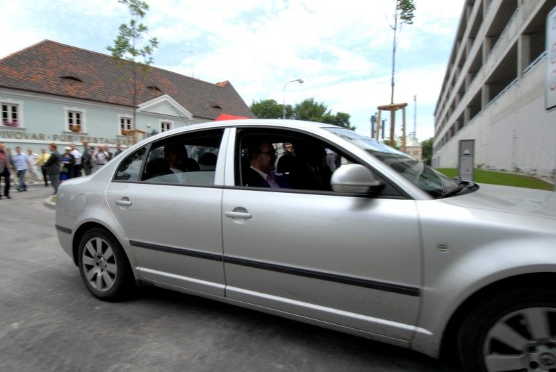 Nový parkovací dům Rychtářka v Plzni je otevřen (23.6.2011). Oficiálně první automobil, který vjel do parkovacího domu, byl vůz s primátorem Martinem Baxou a jeho náměstky Petrem Rundem a Martinem Zrzaveckým. Slavnostnímu otevření předcházel dopolední seminář k problematice spolupráce veřejného a soukromého sektoru (PPP) v sídle radnice, kterého se účastnily desítky primátorů, starostů a dalších hostů.

Parkovací dům Rychtářka je v českých podmínkách prvním a unikátním projektem partnerství veřejného a soukromého sektoru. Dosud byl podobný model znám pouze ze zahraničí pod obecně užívaným pojmem Public Private Partnership (PPP). Město Plzeň při výstavbě a provozu parkovacího domu Rychtářka na principu PPP spolupracuje se společností HERMOSA Parking Plzeň, a.s.

Výstavba parkovacího domu začala v červnu 2010. Budova je umístěna na obvodu centrální oblasti města Plzně. Nabídne celkem 447 nových parkovacích míst, 1950 m2 komerční plochy a v blízkosti budovy také osm parkovacích míst pro autobusy.