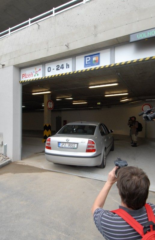 Nový parkovací dům Rychtářka v Plzni je otevřen (23.6.2011). Oficiálně první automobil, který vjel do parkovacího domu, byl vůz s primátorem Martinem Baxou a jeho náměstky Petrem Rundem a Martinem Zrzaveckým. Slavnostnímu otevření předcházel dopolední seminář k problematice spolupráce veřejného a soukromého sektoru (PPP) v sídle radnice, kterého se účastnily desítky primátorů, starostů a dalších hostů.

Parkovací dům Rychtářka je v českých podmínkách prvním a unikátním projektem partnerství veřejného a soukromého sektoru. Dosud byl podobný model znám pouze ze zahraničí pod obecně užívaným pojmem Public Private Partnership (PPP). Město Plzeň při výstavbě a provozu parkovacího domu Rychtářka na principu PPP spolupracuje se společností HERMOSA Parking Plzeň, a.s.

Výstavba parkovacího domu začala v červnu 2010. Budova je umístěna na obvodu centrální oblasti města Plzně. Nabídne celkem 447 nových parkovacích míst, 1950 m2 komerční plochy a v blízkosti budovy také osm parkovacích míst pro autobusy.