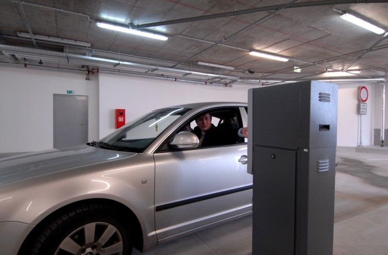 Nový parkovací dům Rychtářka v Plzni je otevřen (23.6.2011). Oficiálně první automobil, který vjel do parkovacího domu, byl vůz s primátorem Martinem Baxou a jeho náměstky Petrem Rundem a Martinem Zrzaveckým. Slavnostnímu otevření předcházel dopolední seminář k problematice spolupráce veřejného a soukromého sektoru (PPP) v sídle radnice, kterého se účastnily desítky primátorů, starostů a dalších hostů.

Parkovací dům Rychtářka je v českých podmínkách prvním a unikátním projektem partnerství veřejného a soukromého sektoru. Dosud byl podobný model znám pouze ze zahraničí pod obecně užívaným pojmem Public Private Partnership (PPP). Město Plzeň při výstavbě a provozu parkovacího domu Rychtářka na principu PPP spolupracuje se společností HERMOSA Parking Plzeň, a.s.

Výstavba parkovacího domu začala v červnu 2010. Budova je umístěna na obvodu centrální oblasti města Plzně. Nabídne celkem 447 nových parkovacích míst, 1950 m2 komerční plochy a v blízkosti budovy také osm parkovacích míst pro autobusy.
