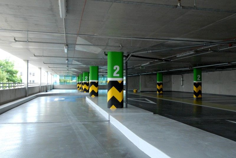 Nový parkovací dům Rychtářka v Plzni je otevřen (23.6.2011). Oficiálně první automobil, který vjel do parkovacího domu, byl vůz s primátorem Martinem Baxou a jeho náměstky Petrem Rundem a Martinem Zrzaveckým. Slavnostnímu otevření předcházel dopolední seminář k problematice spolupráce veřejného a soukromého sektoru (PPP) v sídle radnice, kterého se účastnily desítky primátorů, starostů a dalších hostů.

Parkovací dům Rychtářka je v českých podmínkách prvním a unikátním projektem partnerství veřejného a soukromého sektoru. Dosud byl podobný model znám pouze ze zahraničí pod obecně užívaným pojmem Public Private Partnership (PPP). Město Plzeň při výstavbě a provozu parkovacího domu Rychtářka na principu PPP spolupracuje se společností HERMOSA Parking Plzeň, a.s.

Výstavba parkovacího domu začala v červnu 2010. Budova je umístěna na obvodu centrální oblasti města Plzně. Nabídne celkem 447 nových parkovacích míst, 1950 m2 komerční plochy a v blízkosti budovy také osm parkovacích míst pro autobusy.