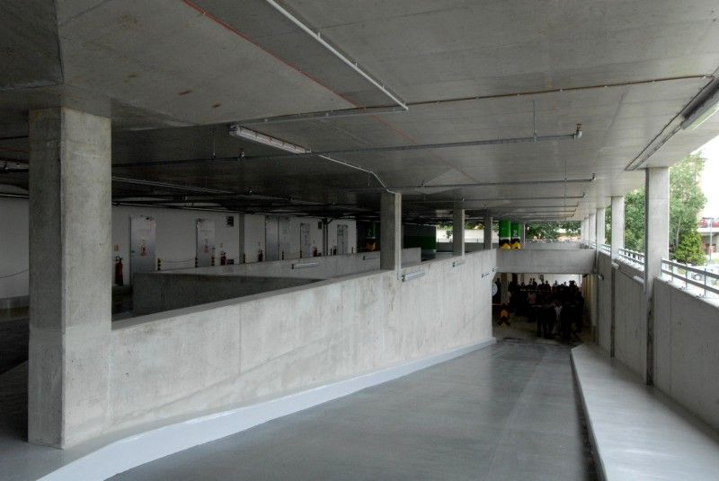 Nový parkovací dům Rychtářka v Plzni je otevřen (23.6.2011). Oficiálně první automobil, který vjel do parkovacího domu, byl vůz s primátorem Martinem Baxou a jeho náměstky Petrem Rundem a Martinem Zrzaveckým. Slavnostnímu otevření předcházel dopolední seminář k problematice spolupráce veřejného a soukromého sektoru (PPP) v sídle radnice, kterého se účastnily desítky primátorů, starostů a dalších hostů.

Parkovací dům Rychtářka je v českých podmínkách prvním a unikátním projektem partnerství veřejného a soukromého sektoru. Dosud byl podobný model znám pouze ze zahraničí pod obecně užívaným pojmem Public Private Partnership (PPP). Město Plzeň při výstavbě a provozu parkovacího domu Rychtářka na principu PPP spolupracuje se společností HERMOSA Parking Plzeň, a.s.

Výstavba parkovacího domu začala v červnu 2010. Budova je umístěna na obvodu centrální oblasti města Plzně. Nabídne celkem 447 nových parkovacích míst, 1950 m2 komerční plochy a v blízkosti budovy také osm parkovacích míst pro autobusy.