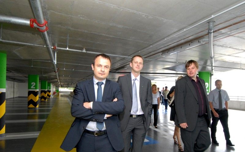 Nový parkovací dům Rychtářka v Plzni je otevřen (23.6.2011). Oficiálně první automobil, který vjel do parkovacího domu, byl vůz s primátorem Martinem Baxou a jeho náměstky Petrem Rundem a Martinem Zrzaveckým. Slavnostnímu otevření předcházel dopolední seminář k problematice spolupráce veřejného a soukromého sektoru (PPP) v sídle radnice, kterého se účastnily desítky primátorů, starostů a dalších hostů.

Parkovací dům Rychtářka je v českých podmínkách prvním a unikátním projektem partnerství veřejného a soukromého sektoru. Dosud byl podobný model znám pouze ze zahraničí pod obecně užívaným pojmem Public Private Partnership (PPP). Město Plzeň při výstavbě a provozu parkovacího domu Rychtářka na principu PPP spolupracuje se společností HERMOSA Parking Plzeň, a.s.

Výstavba parkovacího domu začala v červnu 2010. Budova je umístěna na obvodu centrální oblasti města Plzně. Nabídne celkem 447 nových parkovacích míst, 1950 m2 komerční plochy a v blízkosti budovy také osm parkovacích míst pro autobusy.