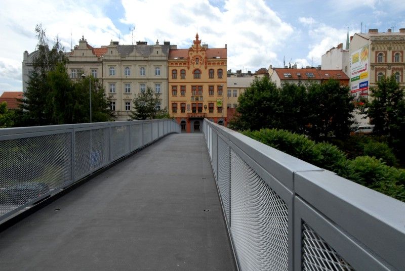 Nový parkovací dům Rychtářka v Plzni je otevřen (23.6.2011). Oficiálně první automobil, který vjel do parkovacího domu, byl vůz s primátorem Martinem Baxou a jeho náměstky Petrem Rundem a Martinem Zrzaveckým. Slavnostnímu otevření předcházel dopolední seminář k problematice spolupráce veřejného a soukromého sektoru (PPP) v sídle radnice, kterého se účastnily desítky primátorů, starostů a dalších hostů.

Parkovací dům Rychtářka je v českých podmínkách prvním a unikátním projektem partnerství veřejného a soukromého sektoru. Dosud byl podobný model znám pouze ze zahraničí pod obecně užívaným pojmem Public Private Partnership (PPP). Město Plzeň při výstavbě a provozu parkovacího domu Rychtářka na principu PPP spolupracuje se společností HERMOSA Parking Plzeň, a.s.

Výstavba parkovacího domu začala v červnu 2010. Budova je umístěna na obvodu centrální oblasti města Plzně. Nabídne celkem 447 nových parkovacích míst, 1950 m2 komerční plochy a v blízkosti budovy také osm parkovacích míst pro autobusy.