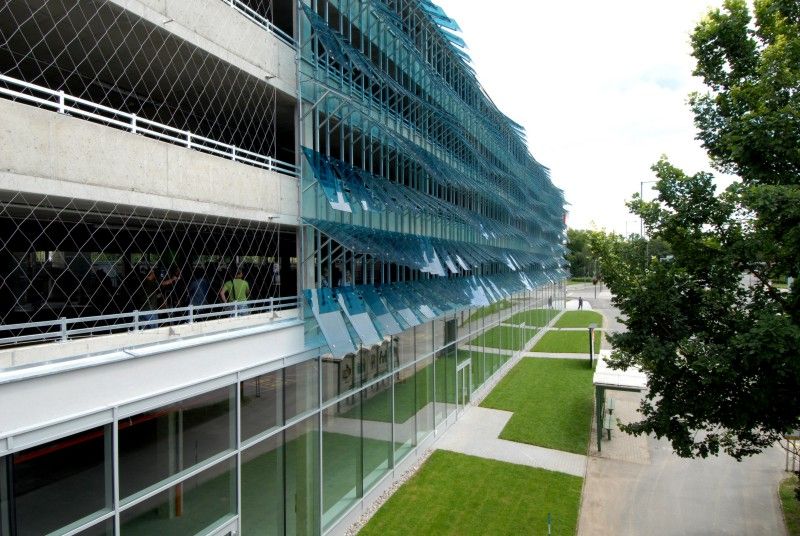 Nový parkovací dům Rychtářka v Plzni je otevřen (23.6.2011). Oficiálně první automobil, který vjel do parkovacího domu, byl vůz s primátorem Martinem Baxou a jeho náměstky Petrem Rundem a Martinem Zrzaveckým. Slavnostnímu otevření předcházel dopolední seminář k problematice spolupráce veřejného a soukromého sektoru (PPP) v sídle radnice, kterého se účastnily desítky primátorů, starostů a dalších hostů.

Parkovací dům Rychtářka je v českých podmínkách prvním a unikátním projektem partnerství veřejného a soukromého sektoru. Dosud byl podobný model znám pouze ze zahraničí pod obecně užívaným pojmem Public Private Partnership (PPP). Město Plzeň při výstavbě a provozu parkovacího domu Rychtářka na principu PPP spolupracuje se společností HERMOSA Parking Plzeň, a.s.

Výstavba parkovacího domu začala v červnu 2010. Budova je umístěna na obvodu centrální oblasti města Plzně. Nabídne celkem 447 nových parkovacích míst, 1950 m2 komerční plochy a v blízkosti budovy také osm parkovacích míst pro autobusy.