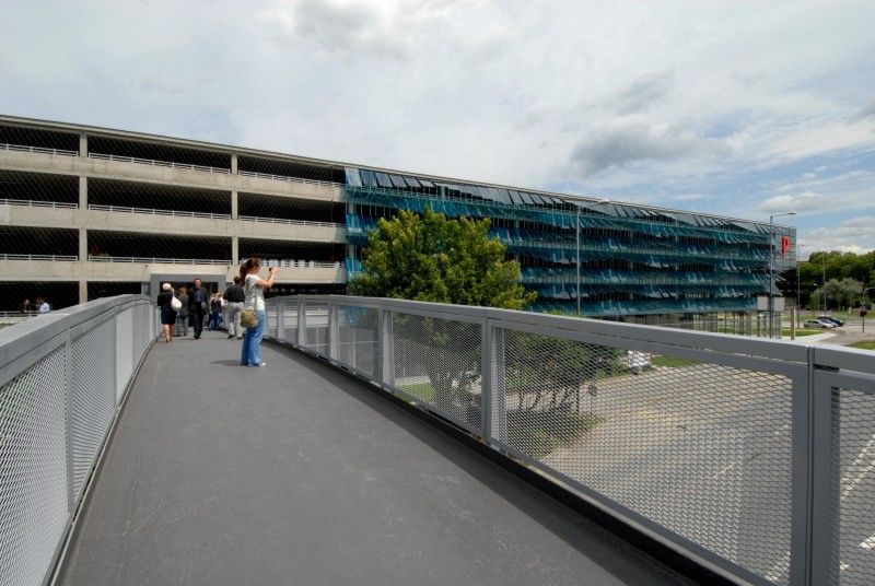 Nový parkovací dům Rychtářka v Plzni je otevřen (23.6.2011). Oficiálně první automobil, který vjel do parkovacího domu, byl vůz s primátorem Martinem Baxou a jeho náměstky Petrem Rundem a Martinem Zrzaveckým. Slavnostnímu otevření předcházel dopolední seminář k problematice spolupráce veřejného a soukromého sektoru (PPP) v sídle radnice, kterého se účastnily desítky primátorů, starostů a dalších hostů.

Parkovací dům Rychtářka je v českých podmínkách prvním a unikátním projektem partnerství veřejného a soukromého sektoru. Dosud byl podobný model znám pouze ze zahraničí pod obecně užívaným pojmem Public Private Partnership (PPP). Město Plzeň při výstavbě a provozu parkovacího domu Rychtářka na principu PPP spolupracuje se společností HERMOSA Parking Plzeň, a.s.

Výstavba parkovacího domu začala v červnu 2010. Budova je umístěna na obvodu centrální oblasti města Plzně. Nabídne celkem 447 nových parkovacích míst, 1950 m2 komerční plochy a v blízkosti budovy také osm parkovacích míst pro autobusy.