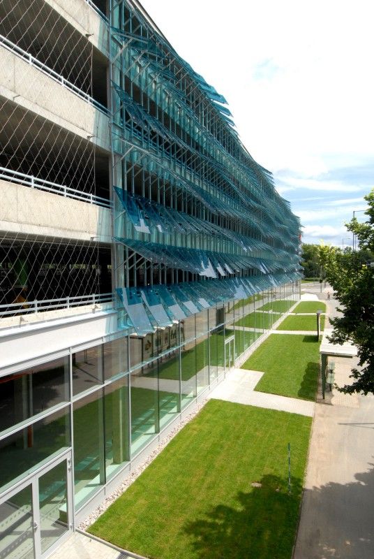 Nový parkovací dům Rychtářka v Plzni je otevřen (23.6.2011). Oficiálně první automobil, který vjel do parkovacího domu, byl vůz s primátorem Martinem Baxou a jeho náměstky Petrem Rundem a Martinem Zrzaveckým. Slavnostnímu otevření předcházel dopolední seminář k problematice spolupráce veřejného a soukromého sektoru (PPP) v sídle radnice, kterého se účastnily desítky primátorů, starostů a dalších hostů.

Parkovací dům Rychtářka je v českých podmínkách prvním a unikátním projektem partnerství veřejného a soukromého sektoru. Dosud byl podobný model znám pouze ze zahraničí pod obecně užívaným pojmem Public Private Partnership (PPP). Město Plzeň při výstavbě a provozu parkovacího domu Rychtářka na principu PPP spolupracuje se společností HERMOSA Parking Plzeň, a.s.

Výstavba parkovacího domu začala v červnu 2010. Budova je umístěna na obvodu centrální oblasti města Plzně. Nabídne celkem 447 nových parkovacích míst, 1950 m2 komerční plochy a v blízkosti budovy také osm parkovacích míst pro autobusy.